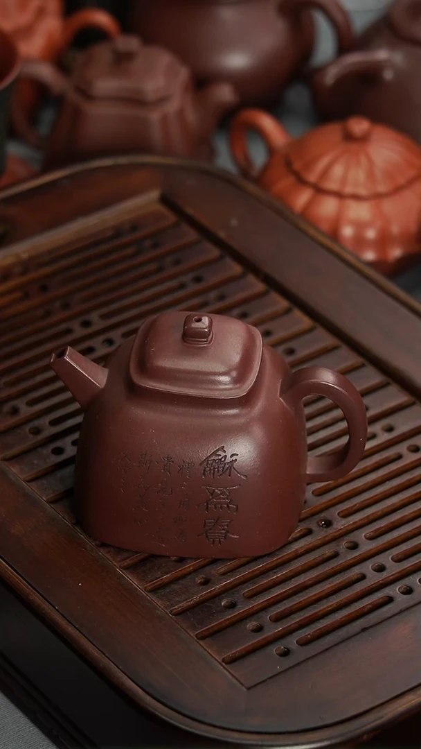 茶壶紫砂宜兴紫砂紫泥四方坦然200毫升刻绘