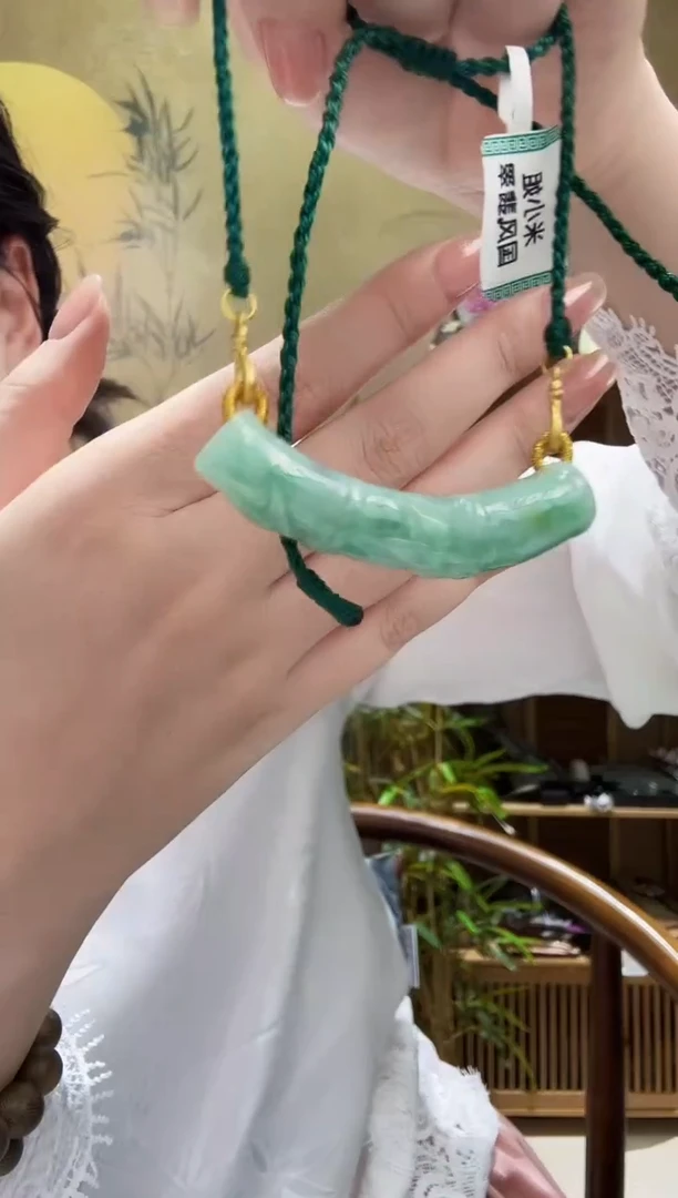 颈饰未镶嵌翡翠吊坠