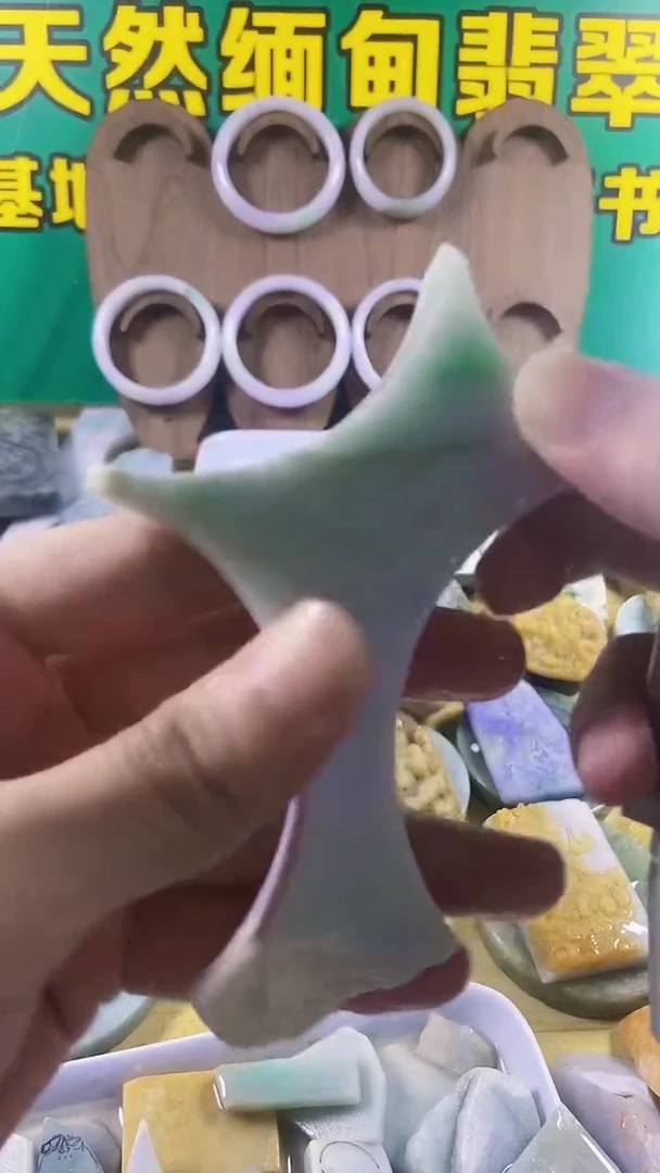 翡翠未镶嵌颈饰裸石045