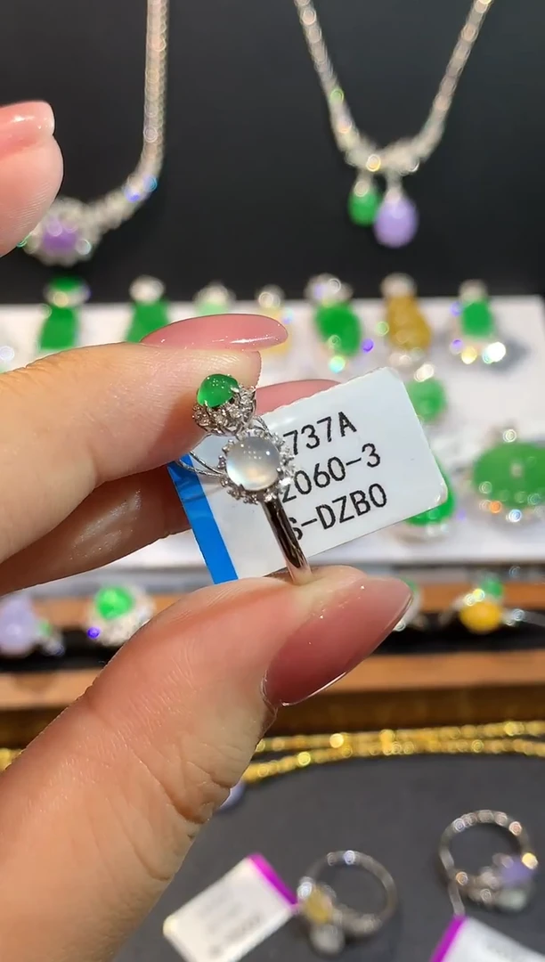 18K金镶嵌戒指翡翠多样性发其一