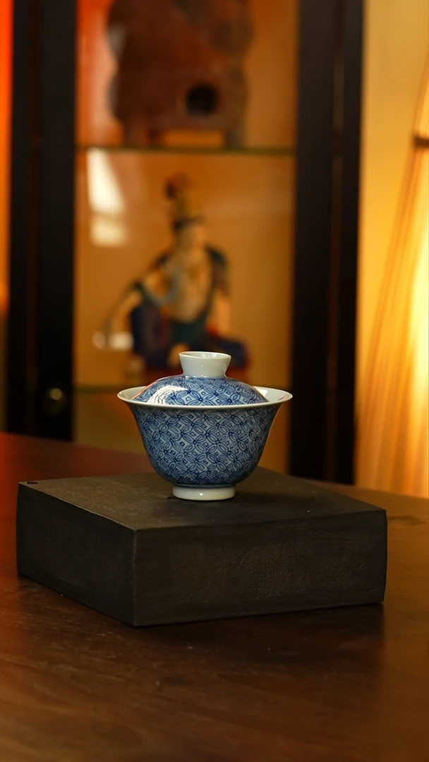 青花铜钱纹盖碗...