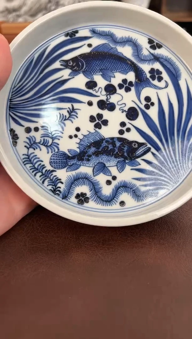 沐****傲照夜白青花鱼藻元宝壶承