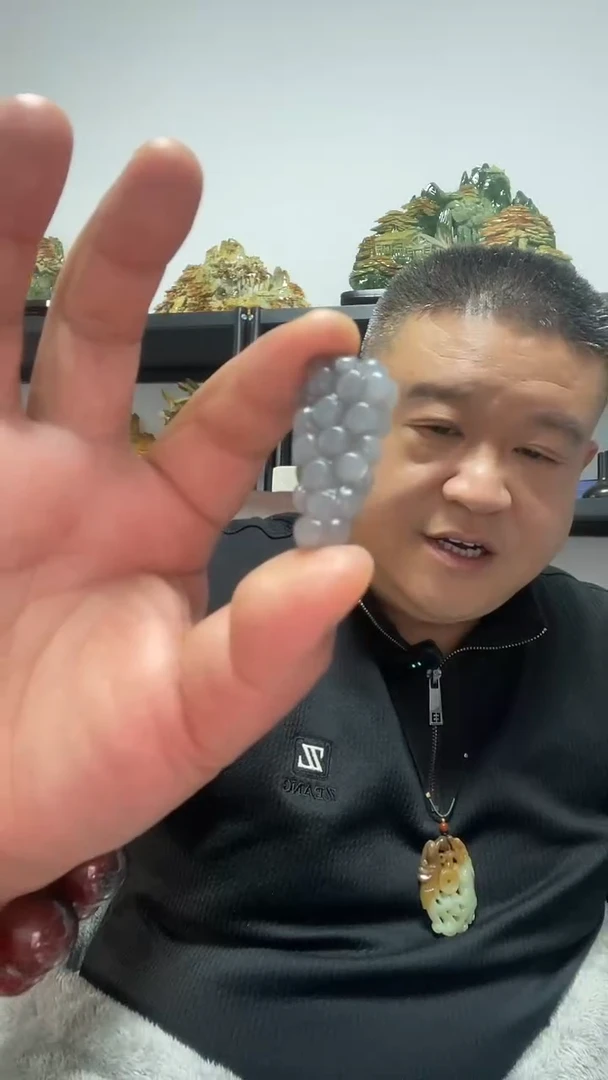 吊坠(赠链)未镶嵌和田玉烟紫葡萄吊坠