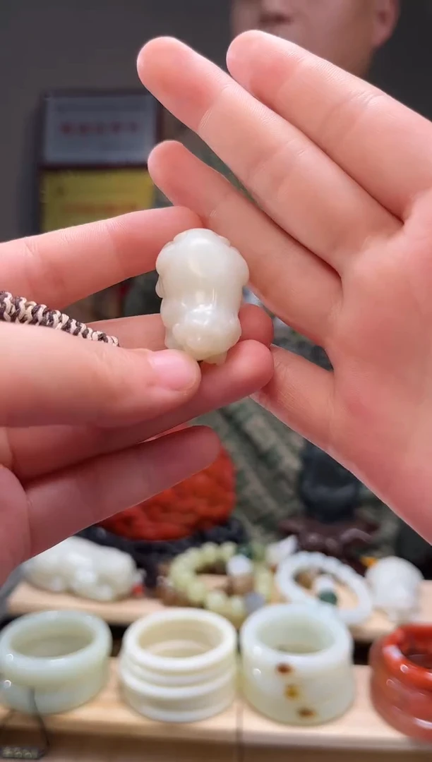 颈饰未镶嵌和田玉吊坠