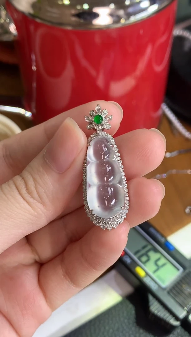 颈饰18K金镶嵌翡翠豆子