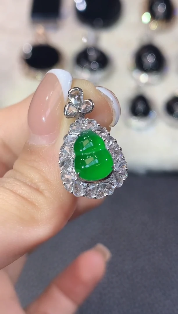 18K金镶嵌葫芦翡翠吊坠(不含链)总38000定金20000差18000