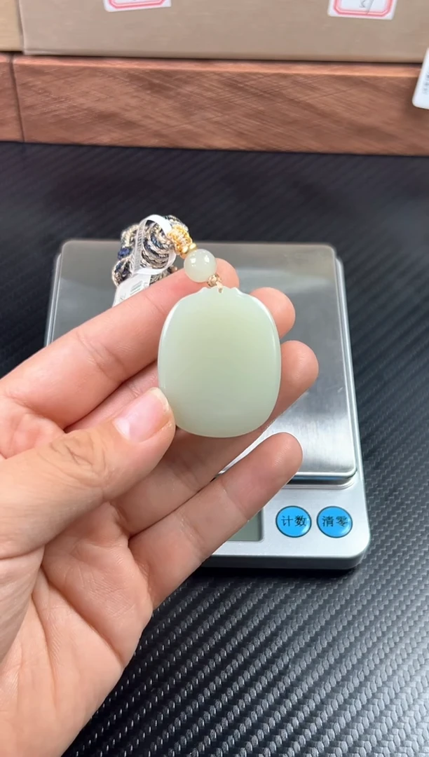 吊坠(赠链)未镶嵌和田玉且末微色差迪克兰一细