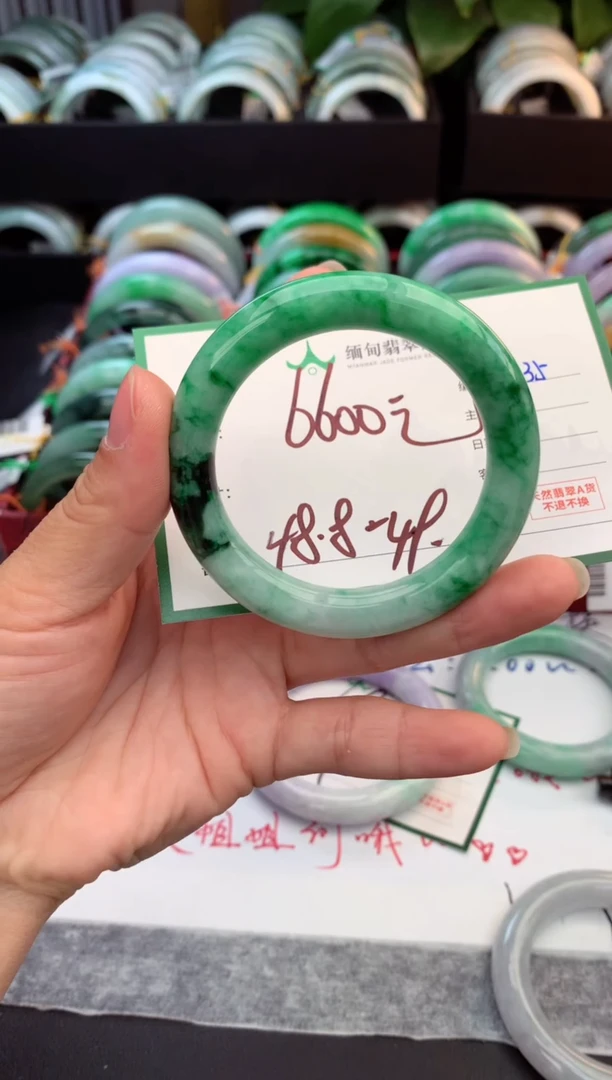 未镶嵌定制翡翠毛货需精细抛光+多人