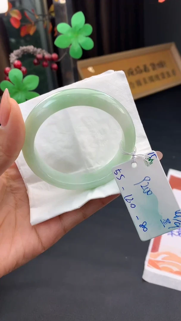 未镶嵌手镯翡翠自带#送人#，联系客服核对地址~