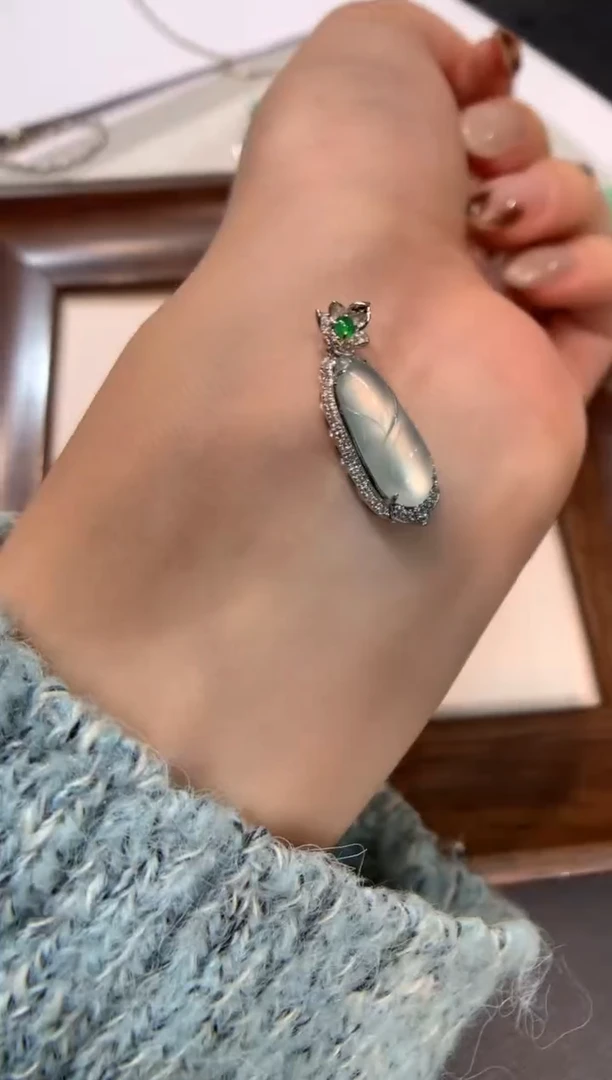 颈饰18K金镶嵌翡翠玉兰花