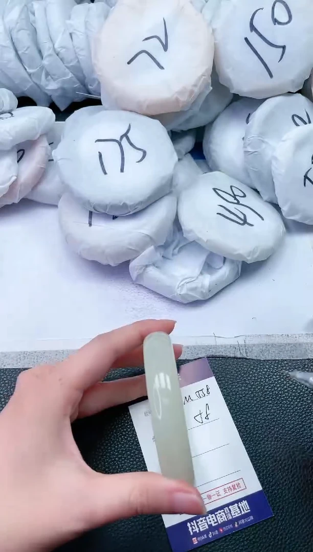 【闪购商品】石英质玉手镯未镶嵌M558