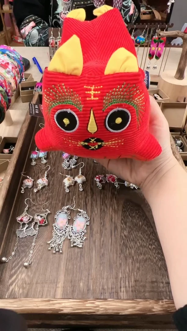 【闪购商品】织绣民族风老绣饰品大老虎578