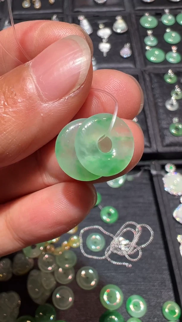 裸石翡翠小**。甜甜圈一对