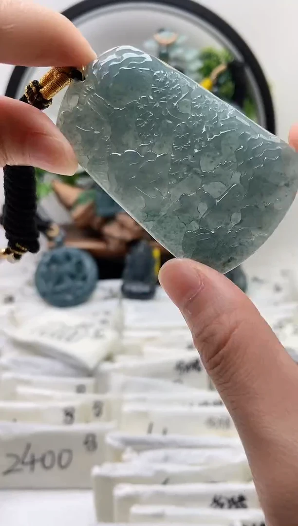 翡翠未镶嵌颈饰山水牌