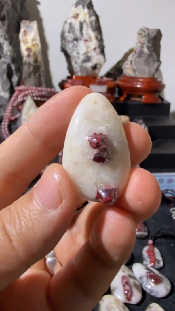 天然辰砂天然辰砂天然朱砂大晶砂随行吊坠