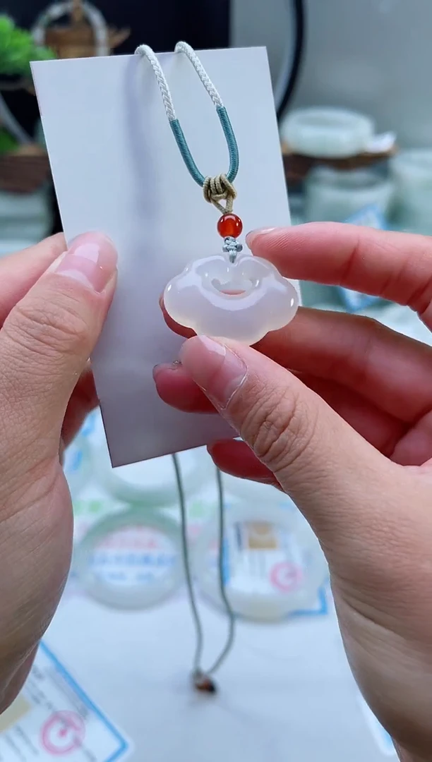 未镶嵌首饰石英质玉（天山翠）祥云锁白