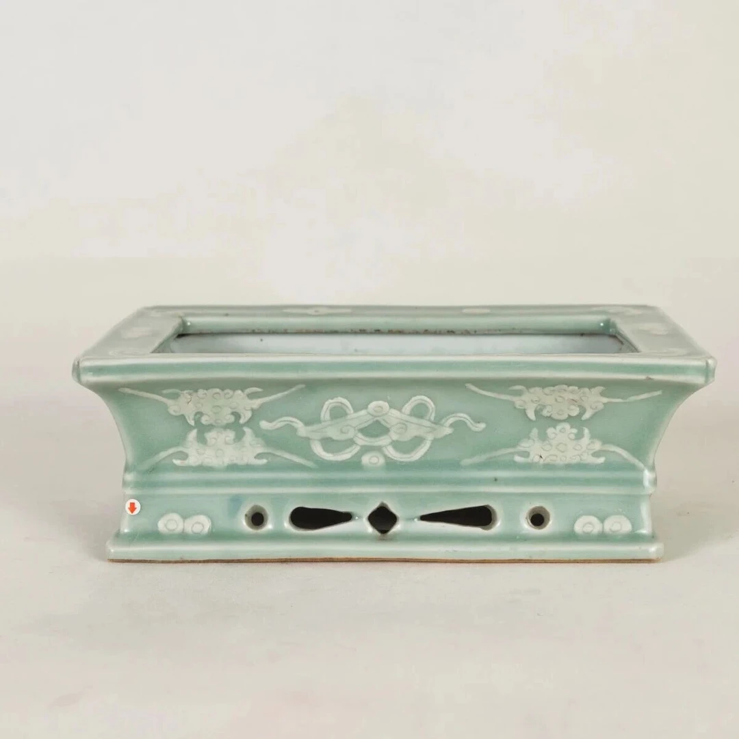 Lot  10   清  雍正青釉堆白水仙盆(12.22瓷杂拍卖 )