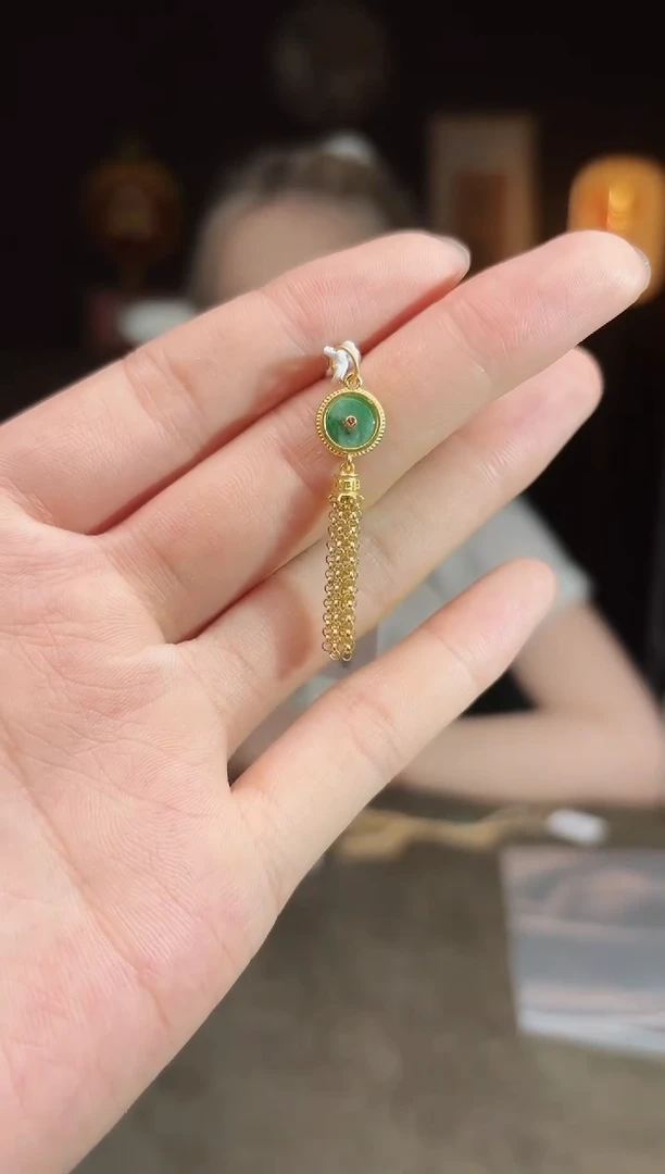 翡翠未镶嵌颈饰6017    F010