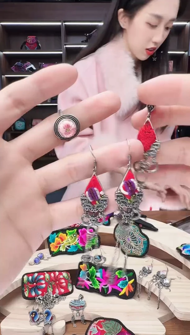 织绣76蒙阿苏苗绣传承店