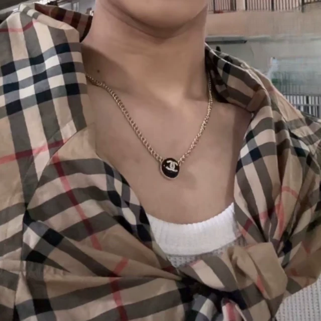 minirabbitC字母 黑纽扣 金色  项链 男女同款