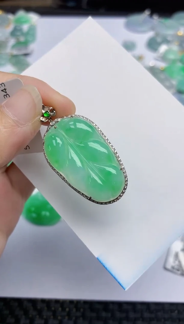 翡翠18K金镶嵌颈饰天然A货翡翠
