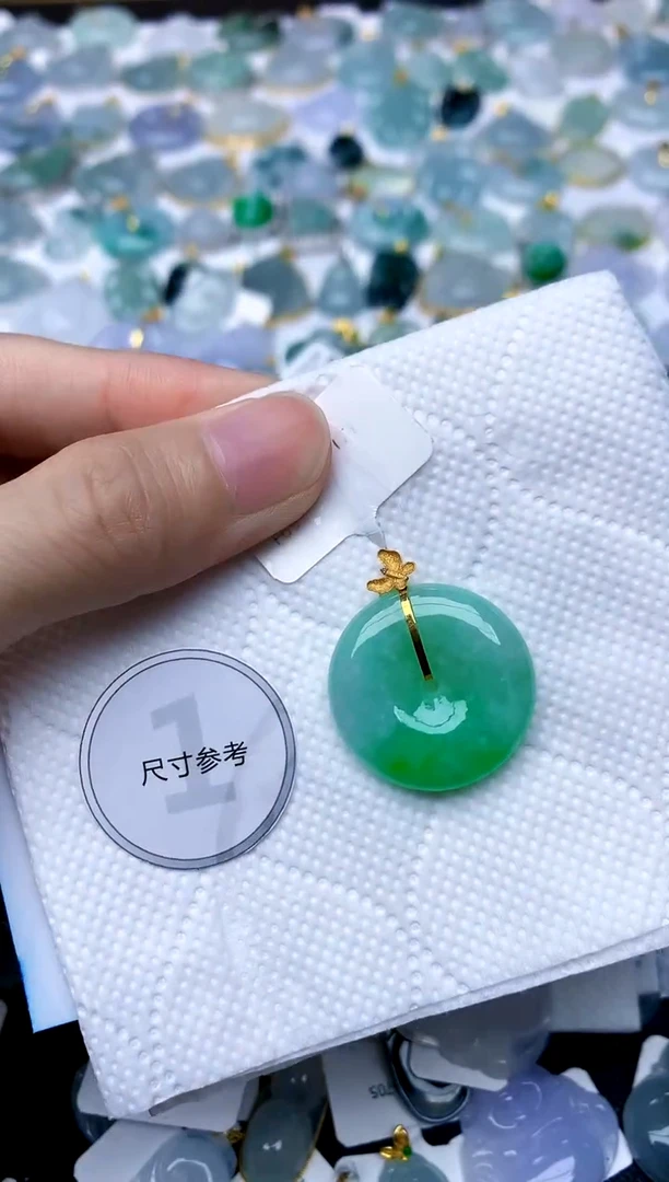 颈饰18K金镶嵌翡翠天然A货翡翠