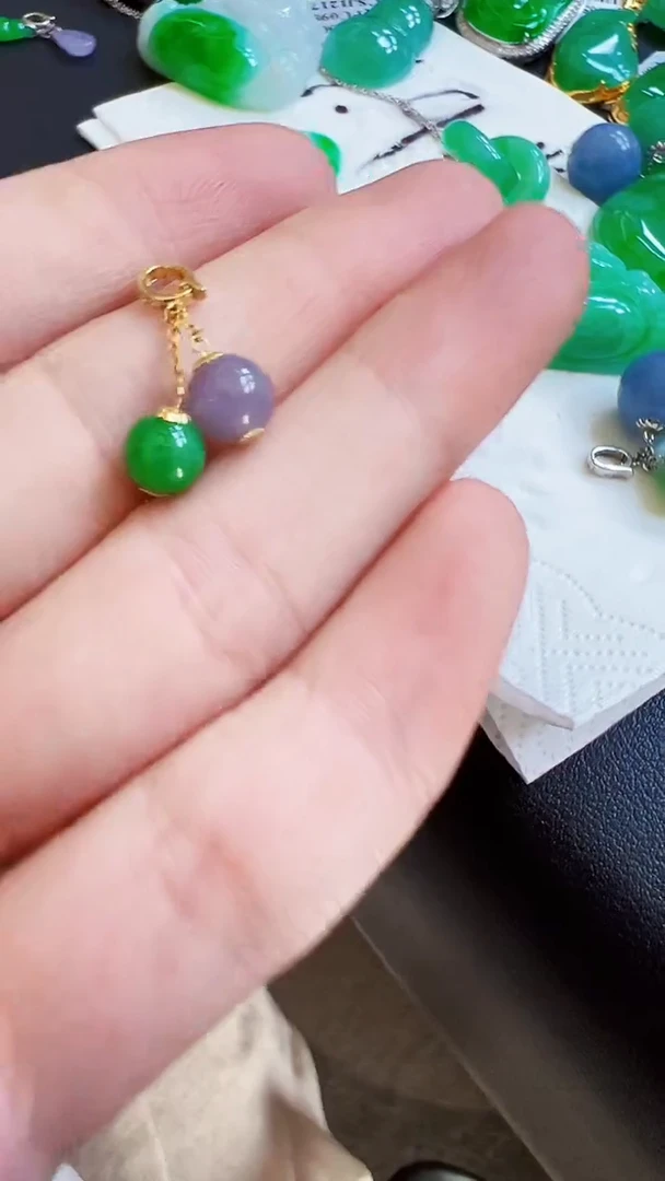 颈饰18K金镶嵌翡翠吊坠