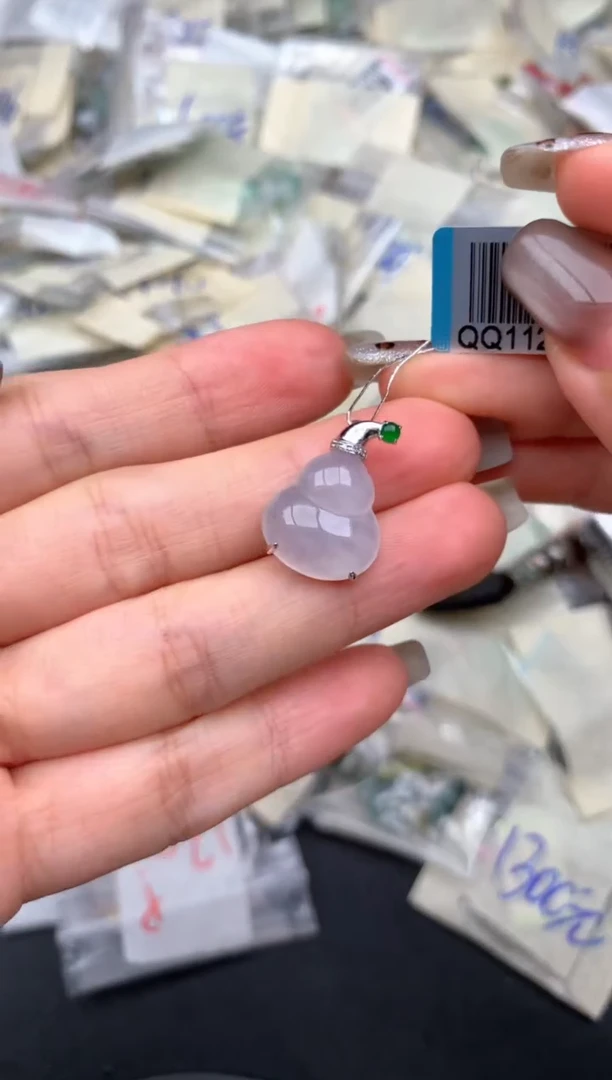 18K金镶嵌挂件翡翠一