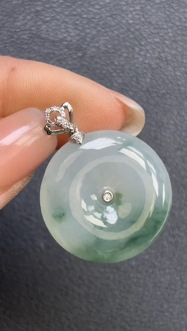 颈饰18K金镶嵌翡翠平安扣