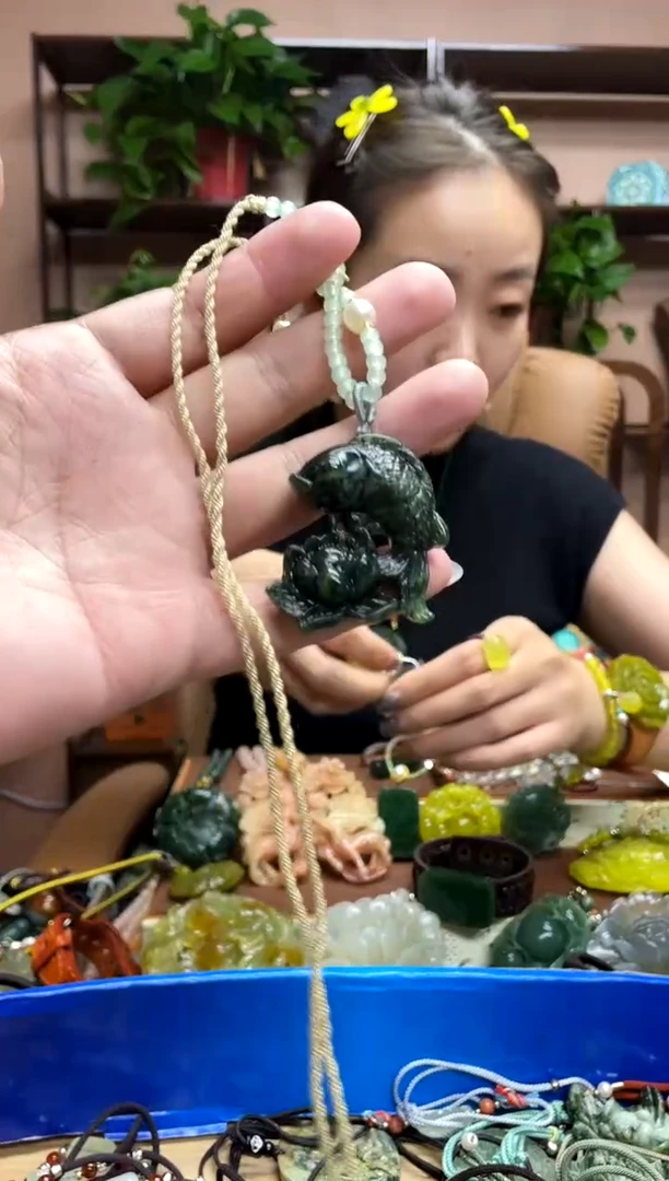 未镶嵌岫玉吊坠多样性发货发其中之一