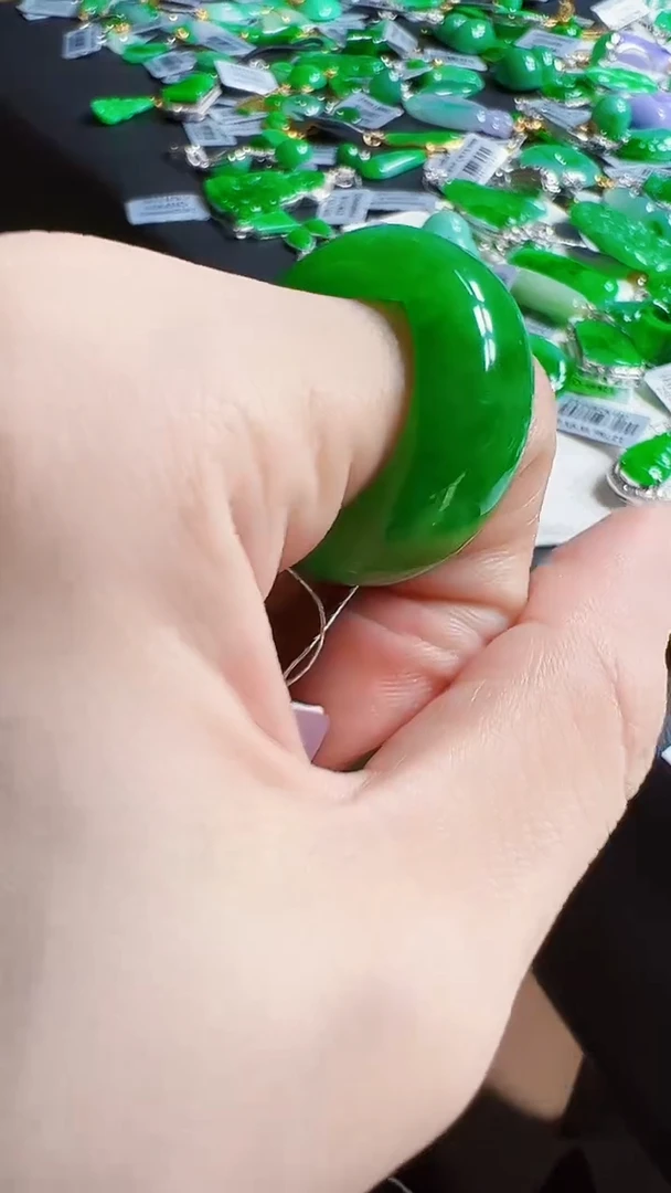 颈饰未镶嵌翡翠戒圈