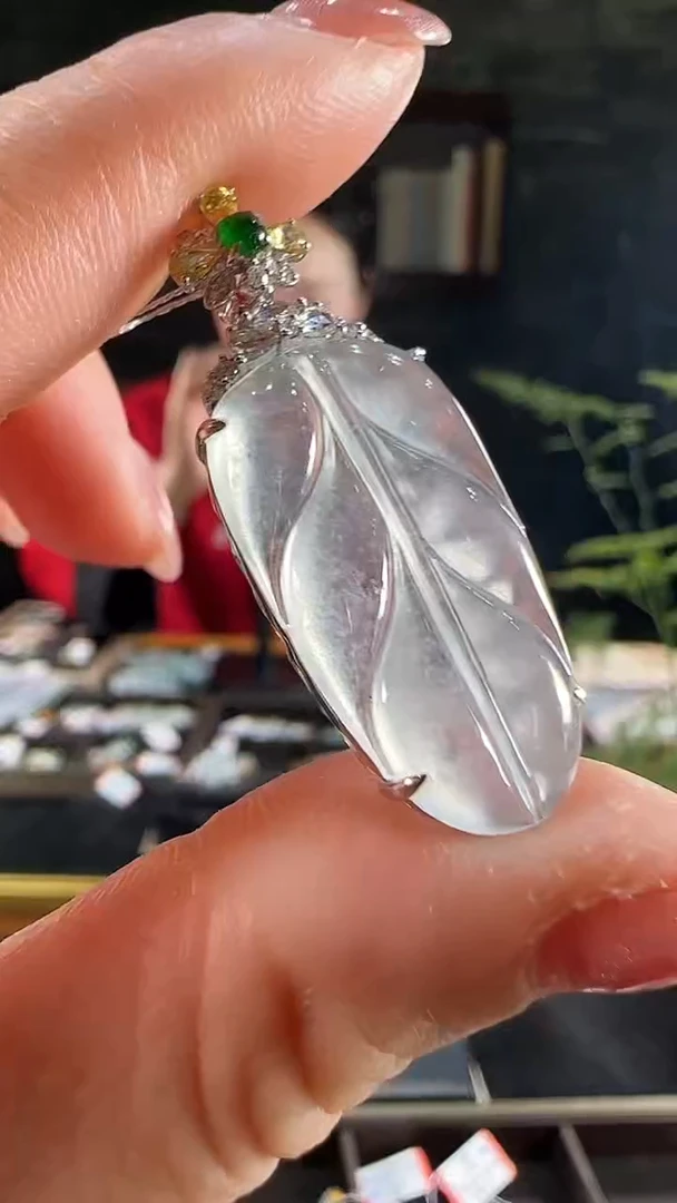 【闪购商品】翡翠吊坠(不含链)18K金镶嵌白冰叶子