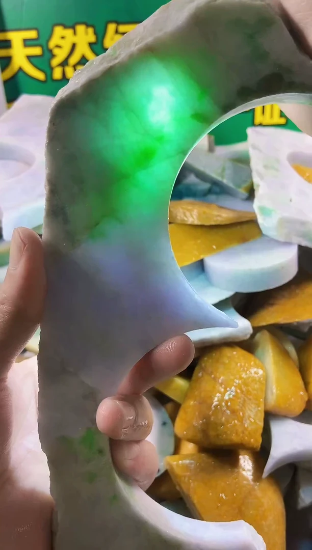 翡翠未镶嵌颈饰裸石012