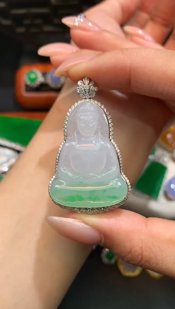 颈饰18K金镶嵌翡翠观音