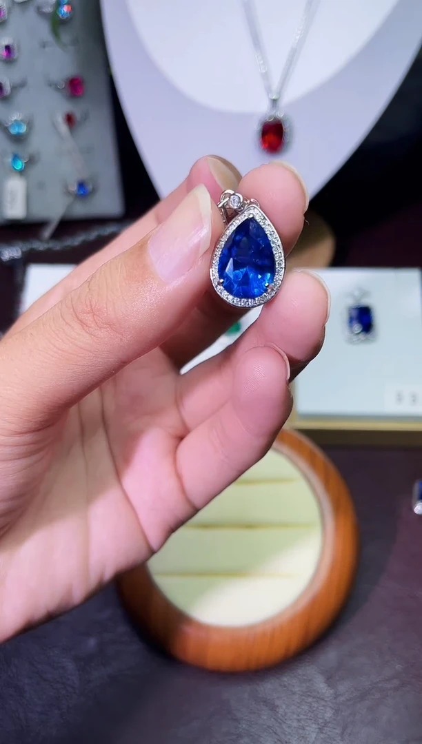 合金颈饰合成钻石蓝宝吊坠