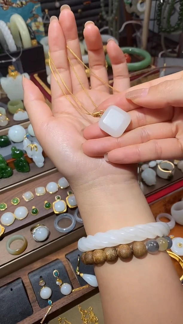 颈饰18K金镶嵌和田玉方糖吊坠