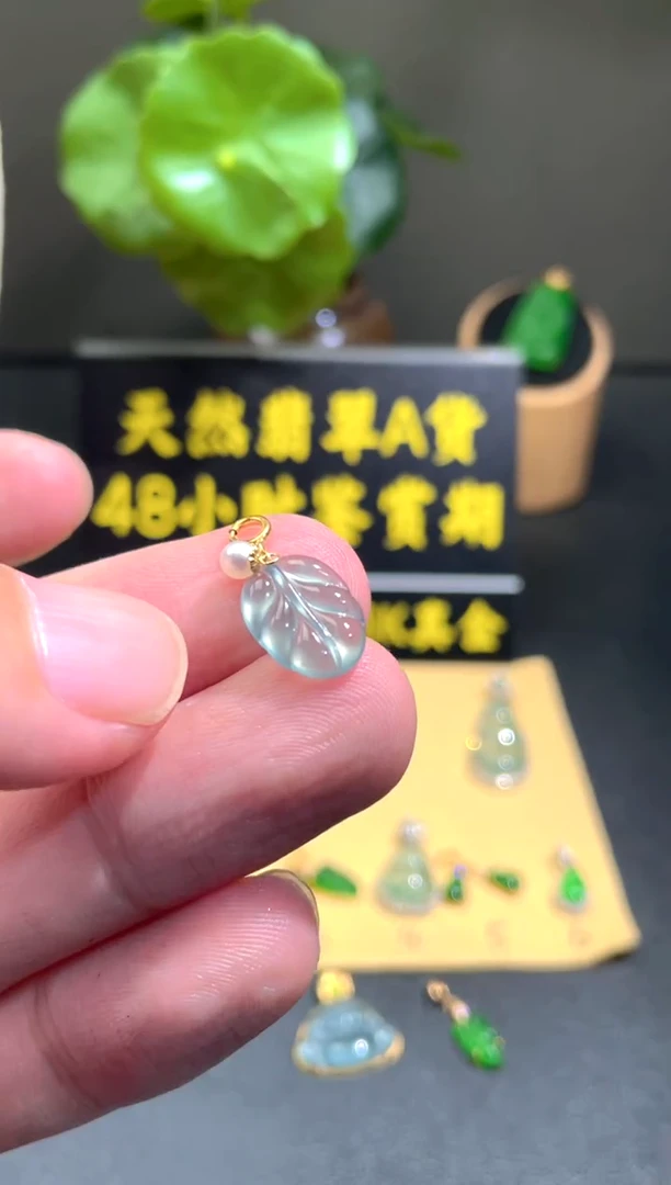 颈饰18K金镶嵌翡翠翡翠A货