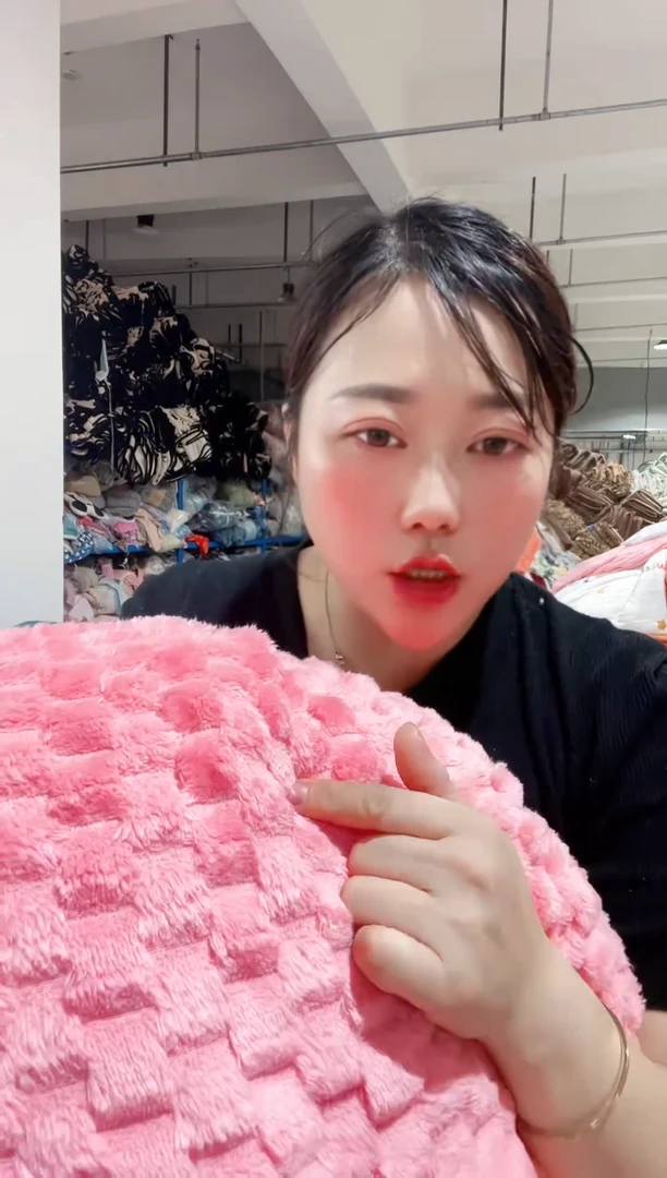 牛奶绒主播手上展示的产品