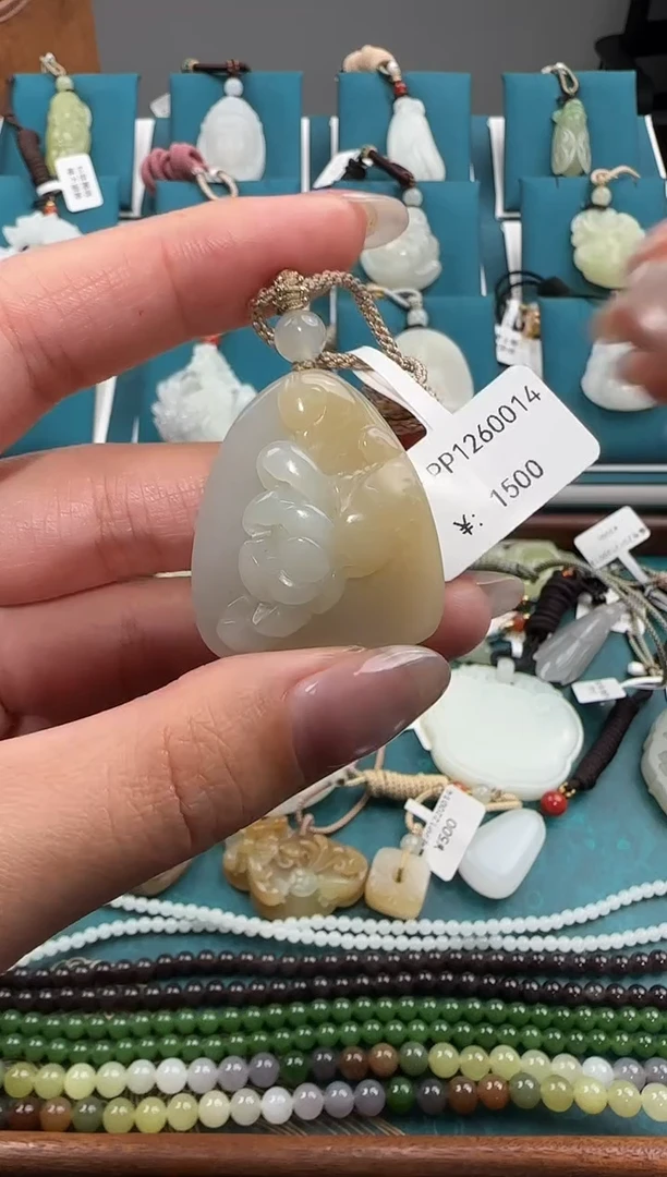 颈饰未镶嵌和田玉吊坠 PP