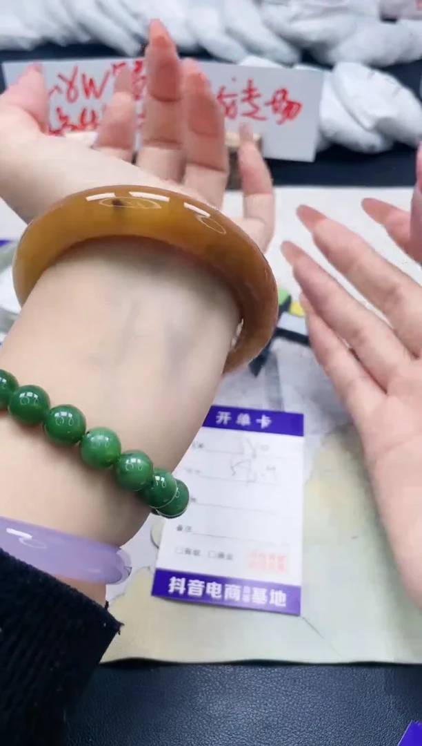 【闪购商品】石英质玉手镯未镶嵌380/58.9