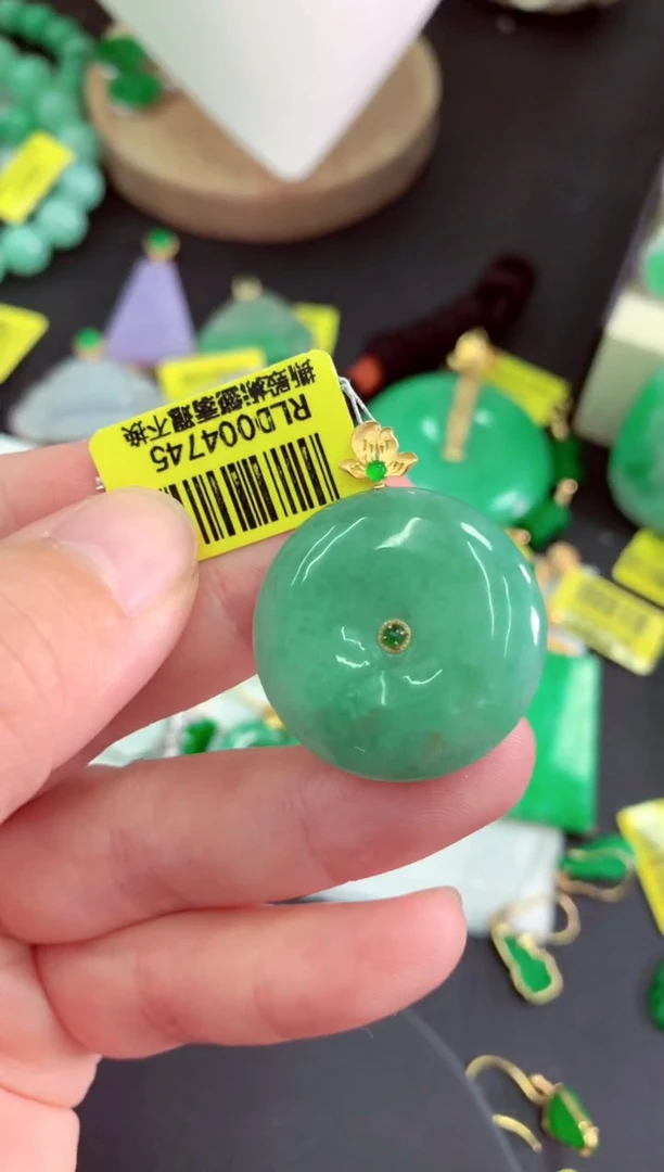 颈饰18K金镶嵌翡翠挂件