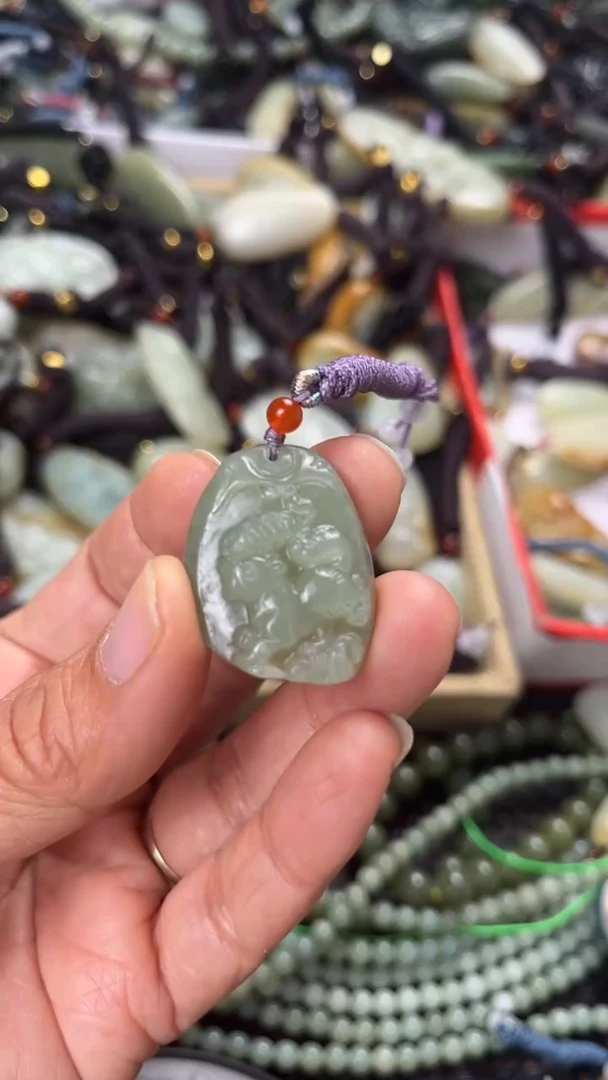 【闪购商品】和田玉颈饰未镶嵌多样性发货没有证书，拍一发一.有瑕