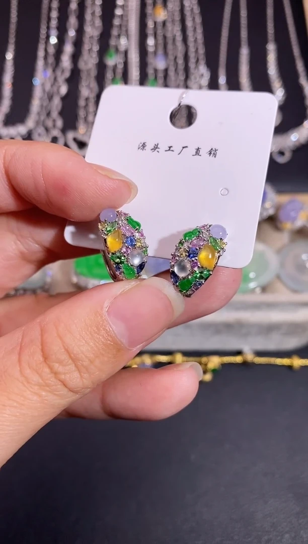 颈饰18K金镶嵌翡翠耳饰