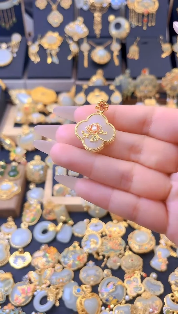 和田玉银S925镀金镶嵌颈饰彼岸花四叶草吊坠