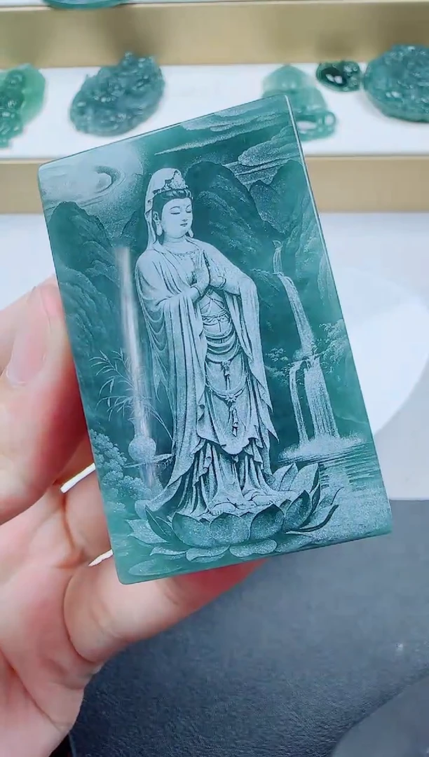 翡翠未镶嵌颈饰方观音