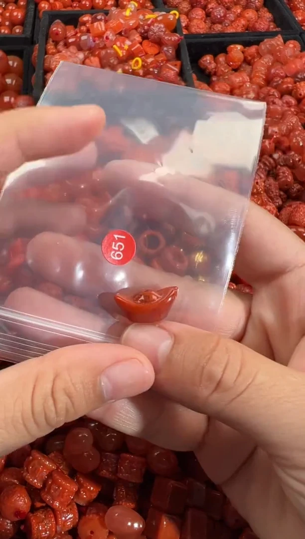 南红玛瑙未镶嵌颈饰1
