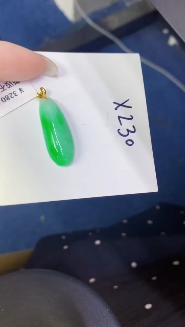 颈饰18K金镶嵌翡翠缅甸天然翡翠A货