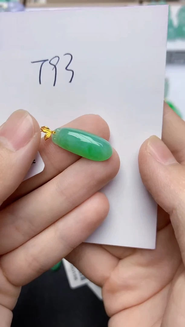 翡翠18K金镶嵌颈饰泰****~天然缅甸翡翠A货