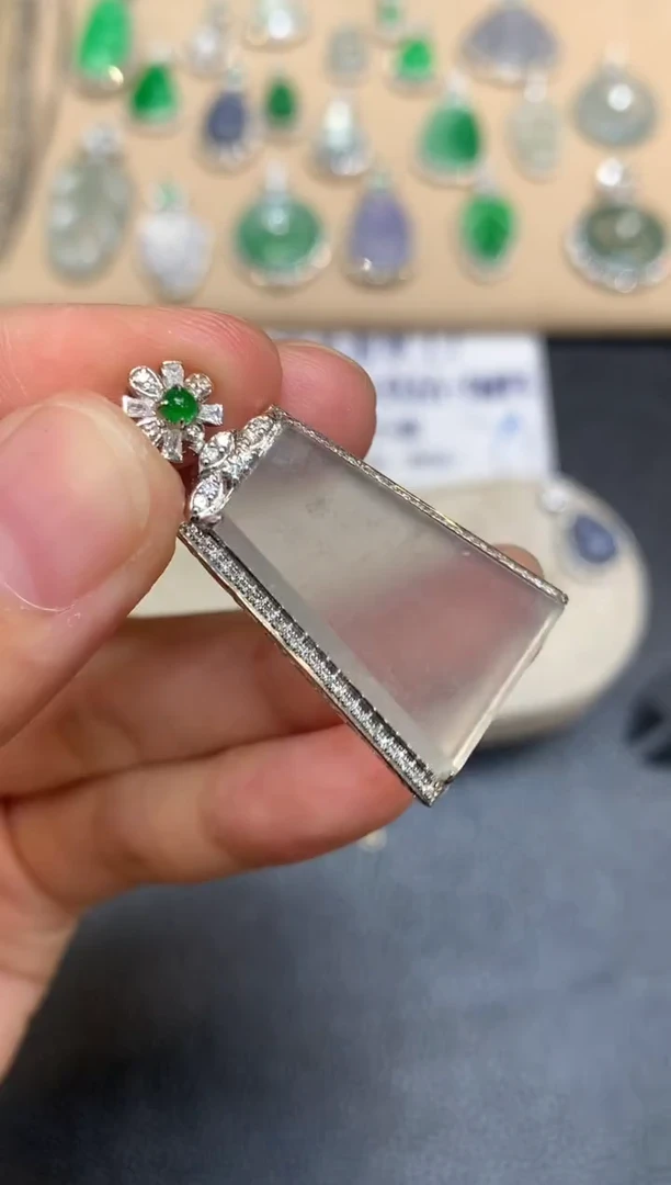 颈饰18K金镶嵌翡翠无事牌【无服务费【48小时鉴赏期】