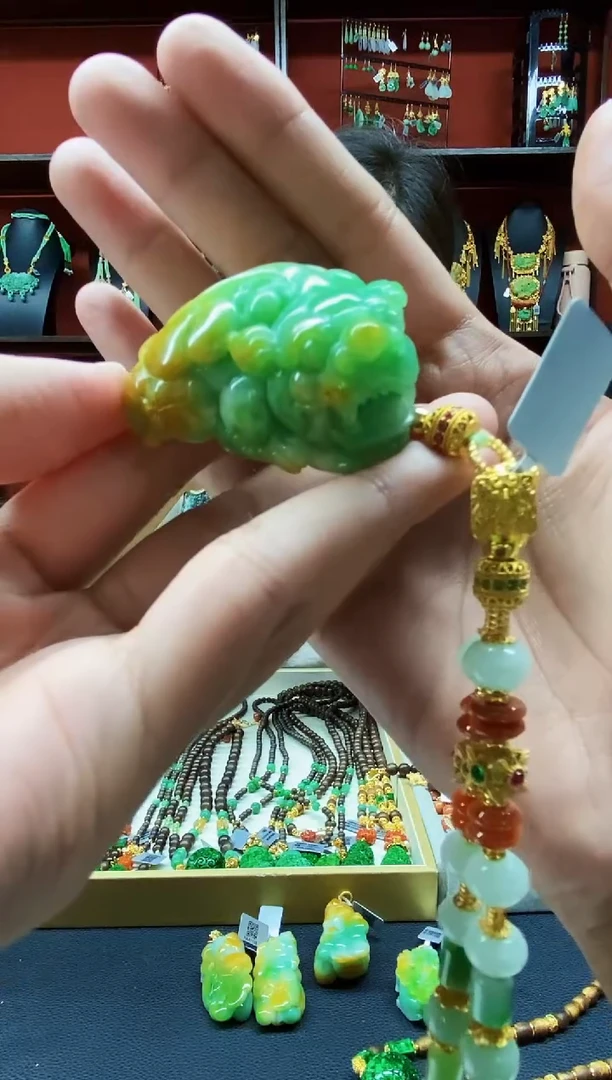 颈饰未镶嵌翡翠吊坠